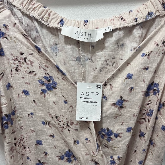 NWT - ASTR the Label Flutter Sleeve Faux Wrap Top Periwinkle Floral M - Picture 5 of 6
